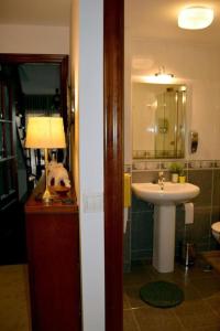 y baño con lavabo y espejo. en HHC - Duplex Concheiros, 4 bedrooms, 3 bathroom, a 700m de la Catedral, en Santiago de Compostela