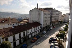 vistas a una calle de la ciudad con edificios y coches en HHC - Duplex Concheiros, 4 bedrooms, 3 bathroom, a 700m de la Catedral, en Santiago de Compostela
