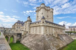 un castillo con una torre encima en Sérénité et beauté à Vincennes,5mn de métro, en Vincennes