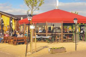 En restaurant eller et andet spisested på Sonnige Etagen-Wohnung, alleinige Nutzung, Wasserbett