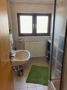 Et badeværelse på Sonnige Etagen-Wohnung, alleinige Nutzung, Wasserbett