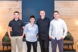 een groep mensen die poseren voor een foto bij Hotel Alpino Wellness & Spa in Peio Fonti