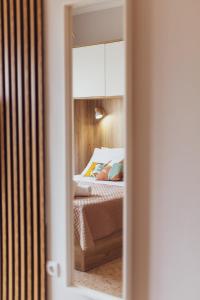 Кровать или кровати в номере Vivid Stays Athens