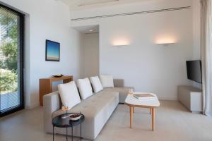 シヴォタにあるVilla Anthiliaのソファとテレビのあるリビングルーム