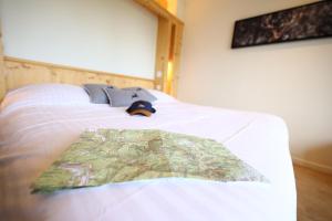 Postel nebo postele na pokoji v ubytování LE CLOS DES SOURCES Hôtel & Spa