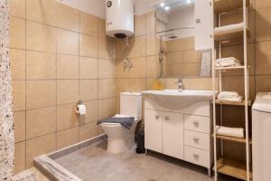 Ванная комната в Vivid Stays Athens