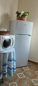 フィウメフレッド・ディ・シチーリアにあるNEW Casa Vacanze 23の白い冷蔵庫、洗濯機(電子レンジ付)
