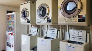 eine Gruppe von Waschmaschinen, die in einem Laden ausgestellt sind in der Unterkunft Hotel Route-Inn Court Kofu Isawa in Fuefuki