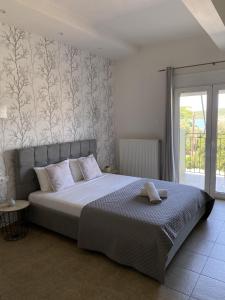 a bedroom with a large bed with a wall at Ai Nies Studios in Soúrpi