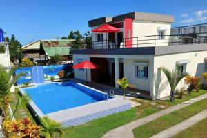 una vista aérea de una casa con piscina en Villa de vacances privative, en Toamasina