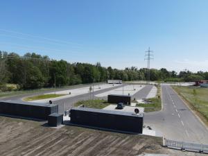 um parque de estacionamento vazio com um parque de skate em Roatel Schipkau (A13) my-roatel-com em Schipkau