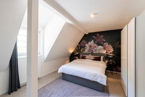 a bedroom with a bed with a floral wall at La Fattoria Casa DOLCE in Unterflockenbach