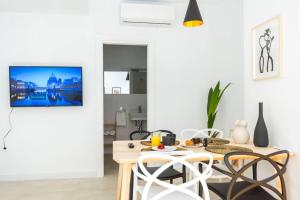 Televízia a/alebo spoločenská miestnosť v ubytovaní Edificio Ollerias by SharingCo