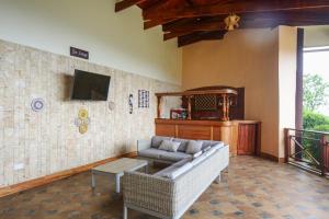 Kisoro的住宿－Gorilla Heights Lodge，带沙发和电视的客厅