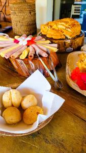 uma mesa coberta com pratos de comida e pão em Fazenda Quinta da Esperança- Pousada e Lazer em Tiradentes