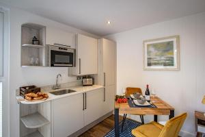 Lake District Woodland Pods - Winster, Bowness-on-Windermere的厨房或小厨房