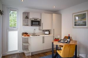 Lake District Woodland Pods - Winster, Bowness-on-Windermere的厨房或小厨房