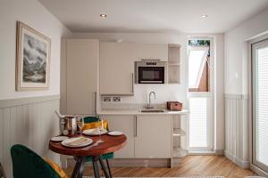 Lake District Woodland Pods - Winster, Bowness-on-Windermere的厨房或小厨房