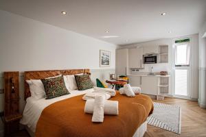 Lake District Woodland Pods - Winster, Bowness-on-Windermere客房内的一张或多张床位