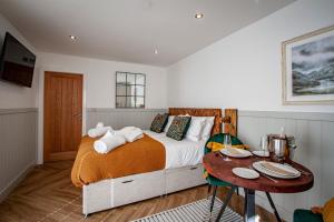 Lake District Woodland Pods - Winster, Bowness-on-Windermere客房内的一张或多张床位