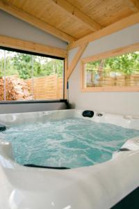 a jacuzzi tub in a tiny house at Das Holzhaus in Sadu