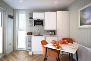 Lake District Woodland Pods - Winster, Bowness-on-Windermere的厨房或小厨房