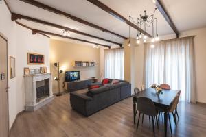 ein Wohnzimmer mit einem Sofa und einem Tisch in der Unterkunft Accasatua Neapolitan Apartments in Neapel