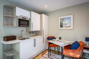 Lake District Woodland Pods - Winster, Bowness-on-Windermere的厨房或小厨房