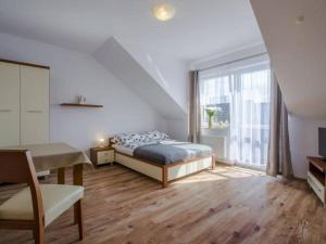 1 dormitorio con cama y ventana grande en Pokoje gościnne Kolc, en Jastarnia