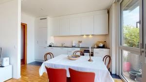 Dapur atau dapur kecil di Bright flat overlooking Lake Geneva