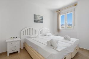 Posteľ alebo postele v izbe v ubytovaní City apartment with pool in Fuengirola by Costarentals - Ref 216