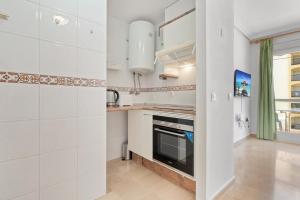 Kuchyňa alebo kuchynka v ubytovaní City apartment with pool in Fuengirola by Costarentals - Ref 216