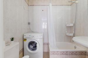 Kúpeľňa v ubytovaní City apartment with pool in Fuengirola by Costarentals - Ref 216