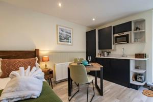 Lake District Woodland Pods - Winster, Bowness-on-Windermere的厨房或小厨房