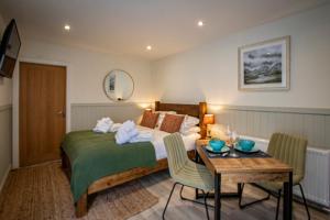 Lake District Woodland Pods - Winster, Bowness-on-Windermere客房内的一张或多张床位