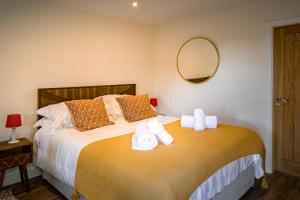 Lake District Woodland Pods - Winster, Bowness-on-Windermere客房内的一张或多张床位