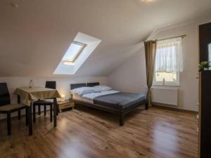 1 dormitorio con cama, mesa y ventana en Pokoje gościnne Kolc, en Jastarnia