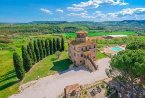 una vista aérea de una finca con piscina en I Segreti del Borgo, en Penna in Teverina