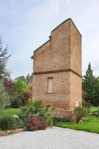 - un bâtiment en briques avec une fenêtre sur le côté dans l'établissement Le domaine de la Rivalière, à Albias