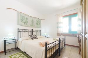 1 dormitorio con cama y ventana en [15 min da Olbia] Green Country, en Porto San Paolo