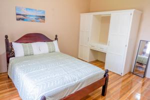 Llit o llits en una habitació de Golden Palms Apartment