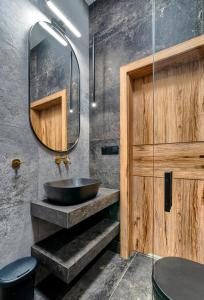 y baño con lavabo y espejo. en Apartamenty Laguna Beskidów - A54, en Zarzecze