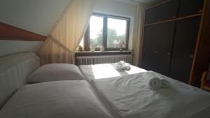 Ein Bett oder Betten in einem Zimmer der Unterkunft Ferien am Biotop