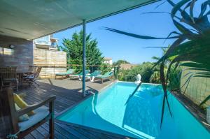 un patio con piscina y terraza en Club Villamar - Noric, en Segur de Calafell