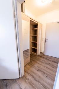einen Schrank in einem Zimmer mit Holzböden in der Unterkunft Hökis-Zimmervermietung 4 in Brande-Hörnerkirchen