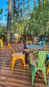 un gruppo di tavoli e sedie su una terrazza in legno di Village de Chalets a Joyeuse