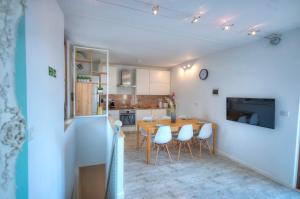 eine Küche und ein Esszimmer mit einem Tisch und Stühlen in der Unterkunft Comfy 1 bedroom - Sun terrace & sea views GBUH1-1 in Valletta
