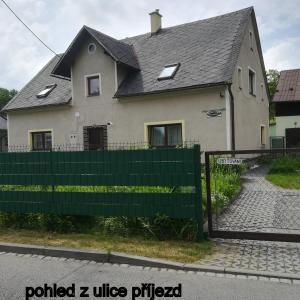 イェセニークにあるUbytování Lumikの前に緑の柵のある家