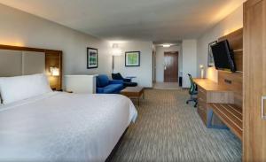 Postel nebo postele na pokoji v ubytování Holiday Inn Express Lake Worth NW Loop 820 by IHG