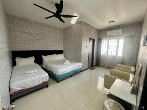 莎阿南Homestay Aiyu - Luxury Stay的带两张床和吊扇的卧室